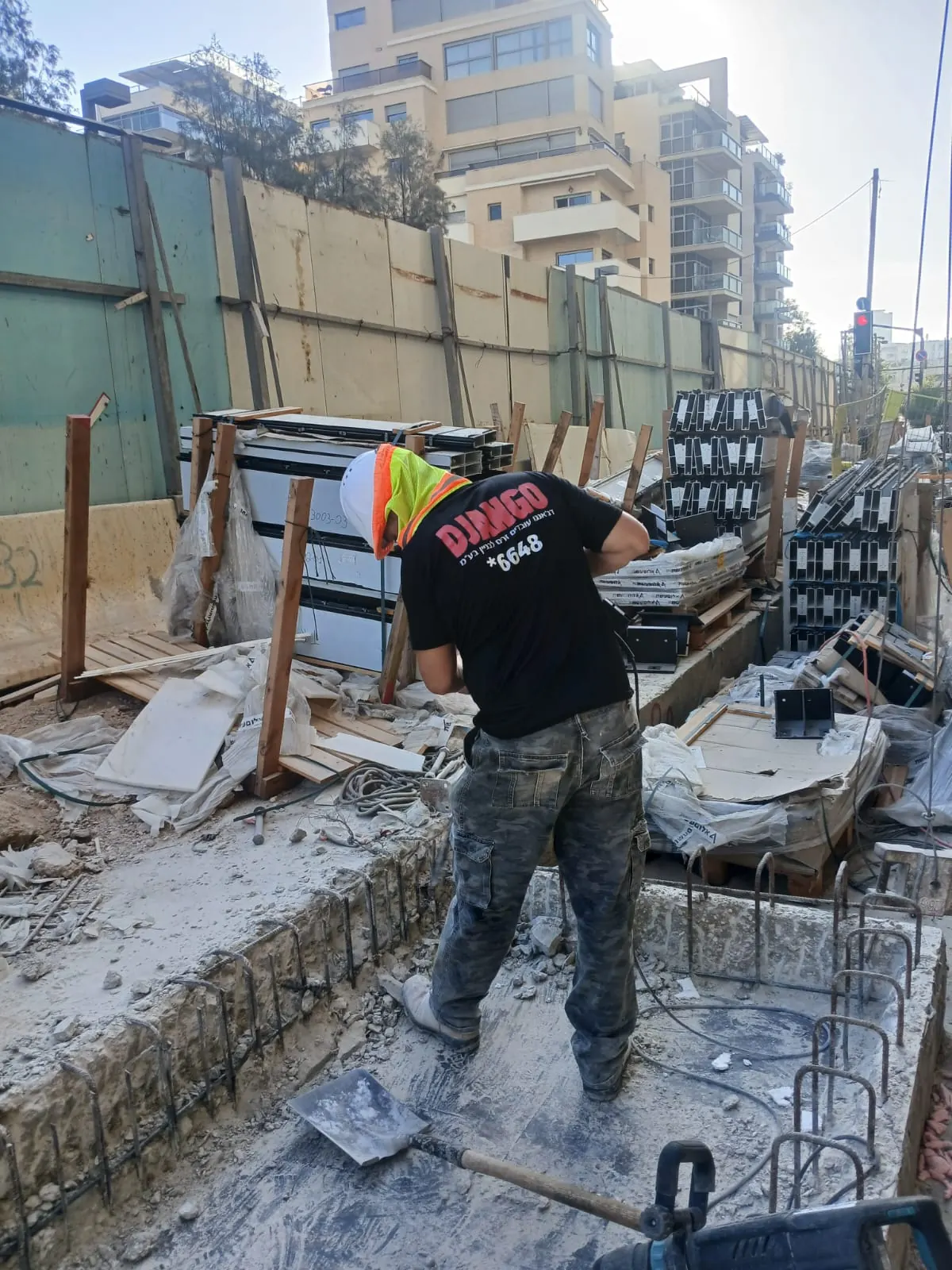 עובד דג׳אנגו מבצע עבודות באתר בנייה